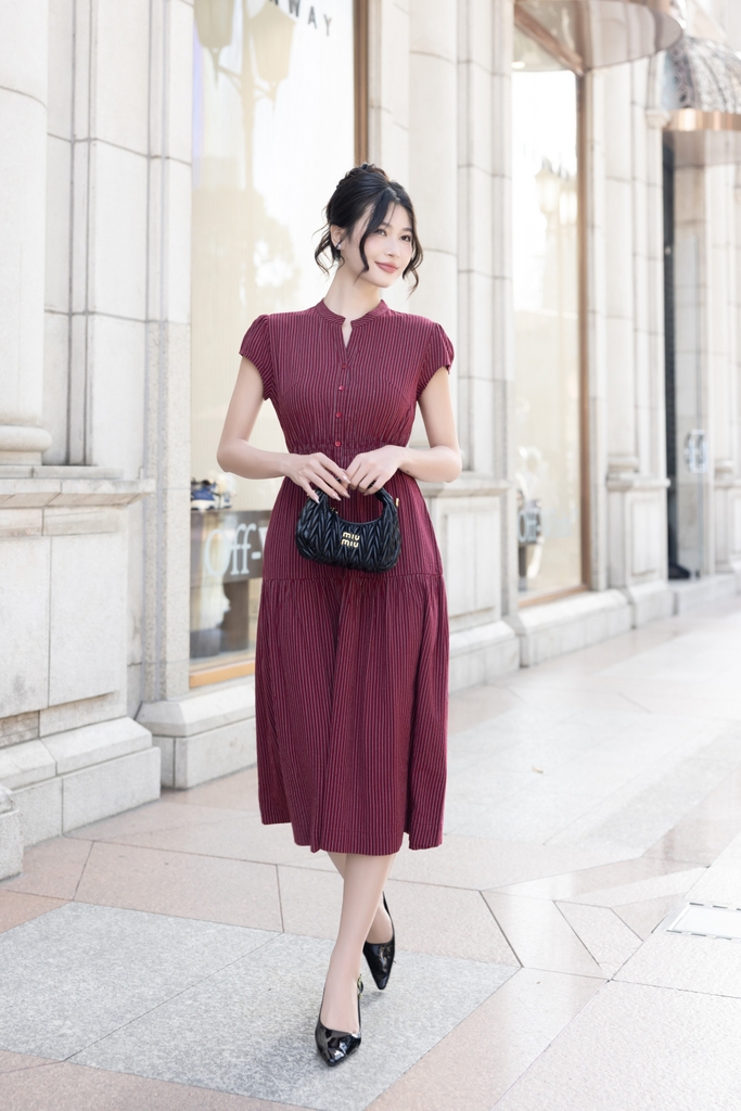 Đầm Phom A Dáng Dài Cổ Trụ Tay Ngắn Nhún Eo Chất Liệu Cotton sọc Swanlake - D12215LW01