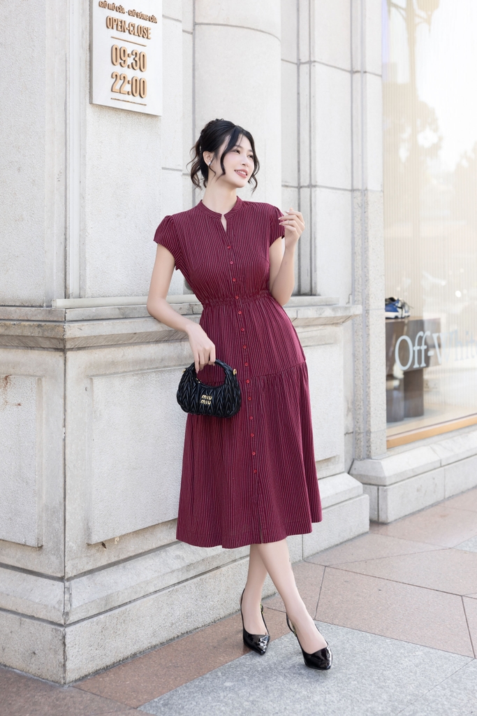 Đầm Phom A Dáng Dài Cổ Trụ Tay Ngắn Nhún Eo Chất Liệu Cotton sọc Swanlake - D12215LW01