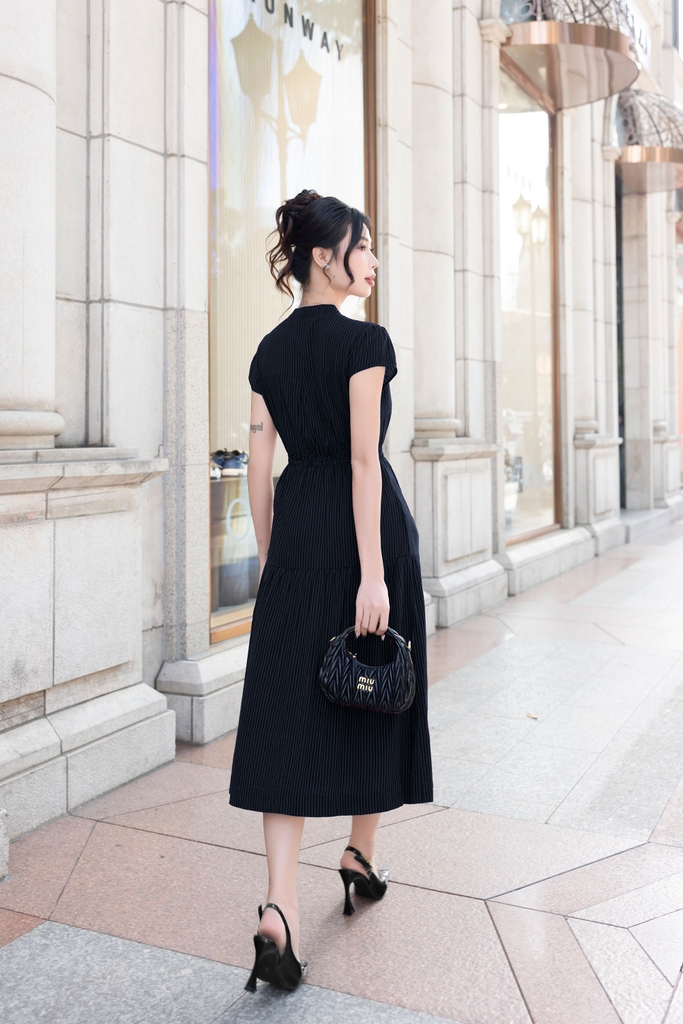 Đầm Phom A Dáng Dài Cổ Trụ Tay Ngắn Nhún Eo Chất Liệu Cotton sọc Swanlake - D12215LW01