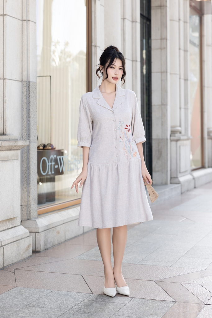Đầm Phom A Cổ Dalton Tay Ngắn Chất Liệu Linen Thêu Hoa Lá Swanlake - D12219LW01