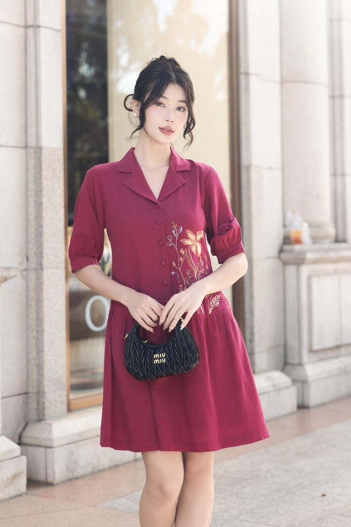 Đầm Phom A Cổ Dalton Tay Ngắn Chất Liệu Linen Thêu Hoa Lá Swanlake - D12219LW01