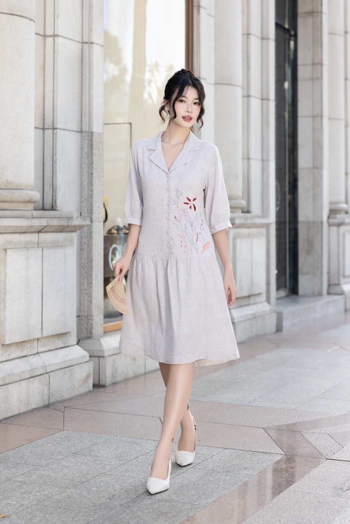 Đầm Phom A Cổ Dalton Tay Ngắn Chất Liệu Linen Thêu Hoa Lá Swanlake - D12219LW01