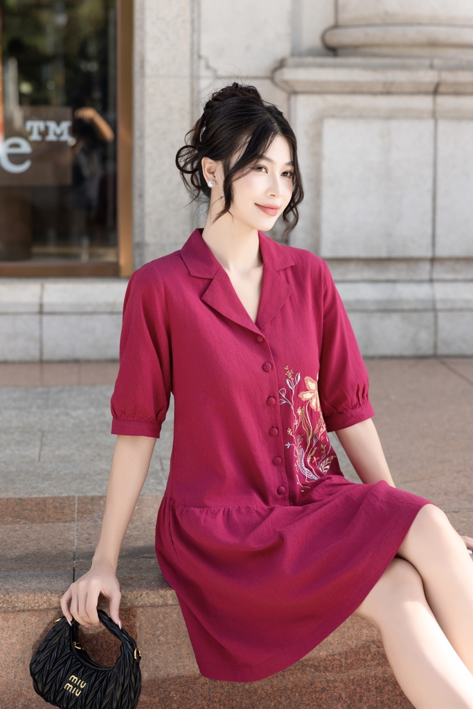 Đầm Phom A Cổ Dalton Tay Ngắn Chất Liệu Linen Thêu Hoa Lá Swanlake - D12219LW01