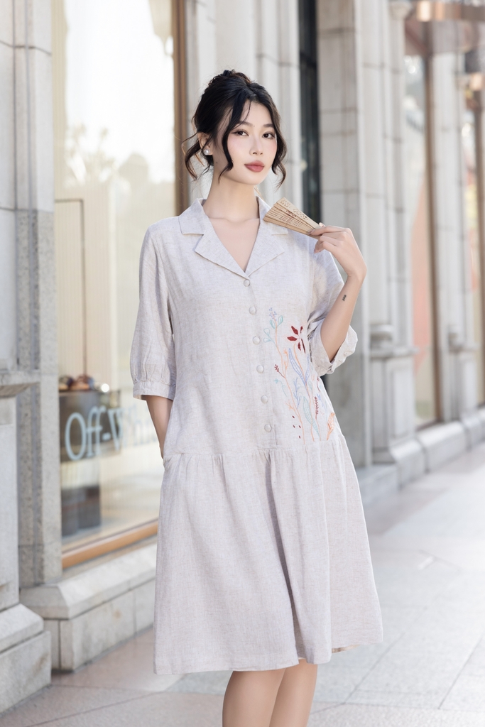 Đầm Phom A Cổ Dalton Tay Ngắn Chất Liệu Linen Thêu Hoa Lá Swanlake - D12219LW01
