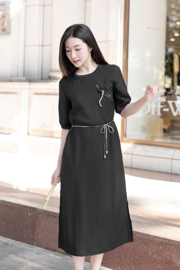 Đầm Linen Lụa Phom Suông Dài Trơn Phối Hoa 3D & Thắt Dây Màu Sắc - D12235LW01