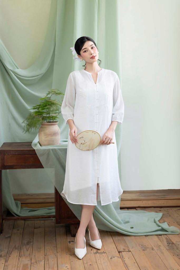 Đầm Phom Suông Dài Hai Lớp Tơ Thêu Chìm Cài Nút Tàu - D12242LW01