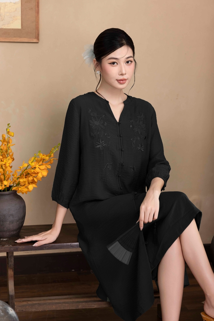 Đầm Phom Suông Dài Hai Lớp Tơ Thêu Chìm Cài Nút Tàu - D12242LW01