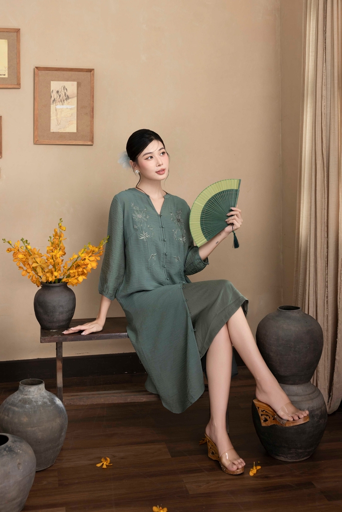 Đầm Phom Suông Dài Hai Lớp Tơ Thêu Chìm Cài Nút Tàu - D12242LW01