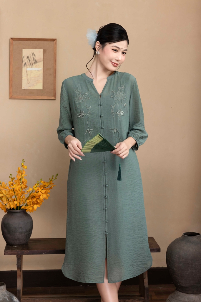 Đầm Phom Suông Dài Hai Lớp Tơ Thêu Chìm Cài Nút Tàu - D12242LW01