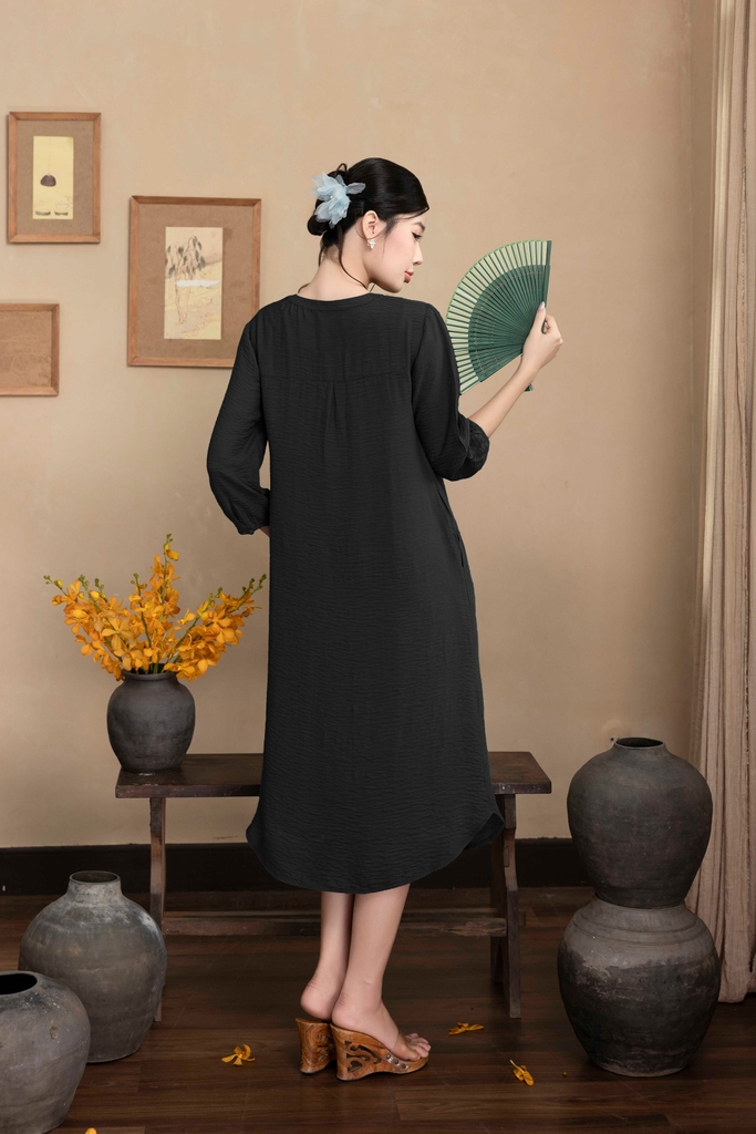 Đầm Phom Suông Dài Hai Lớp Tơ Thêu Chìm Cài Nút Tàu - D12242LW01