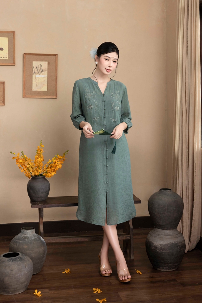 Đầm Phom Suông Dài Hai Lớp Tơ Thêu Chìm Cài Nút Tàu - D12242LW01