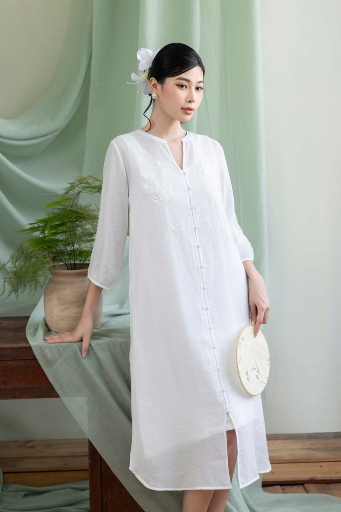 Đầm Phom Suông Dài Hai Lớp Tơ Thêu Chìm Cài Nút Tàu - D12242LW01