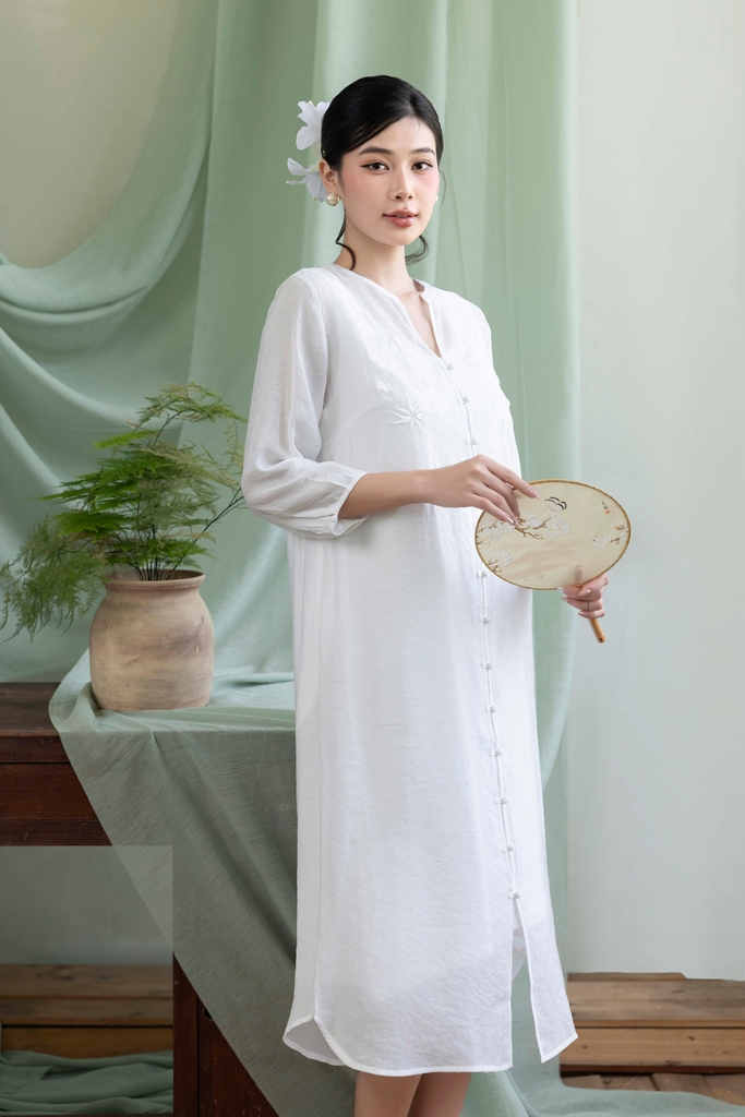 Đầm Phom Suông Dài Hai Lớp Tơ Thêu Chìm Cài Nút Tàu - D12242LW01