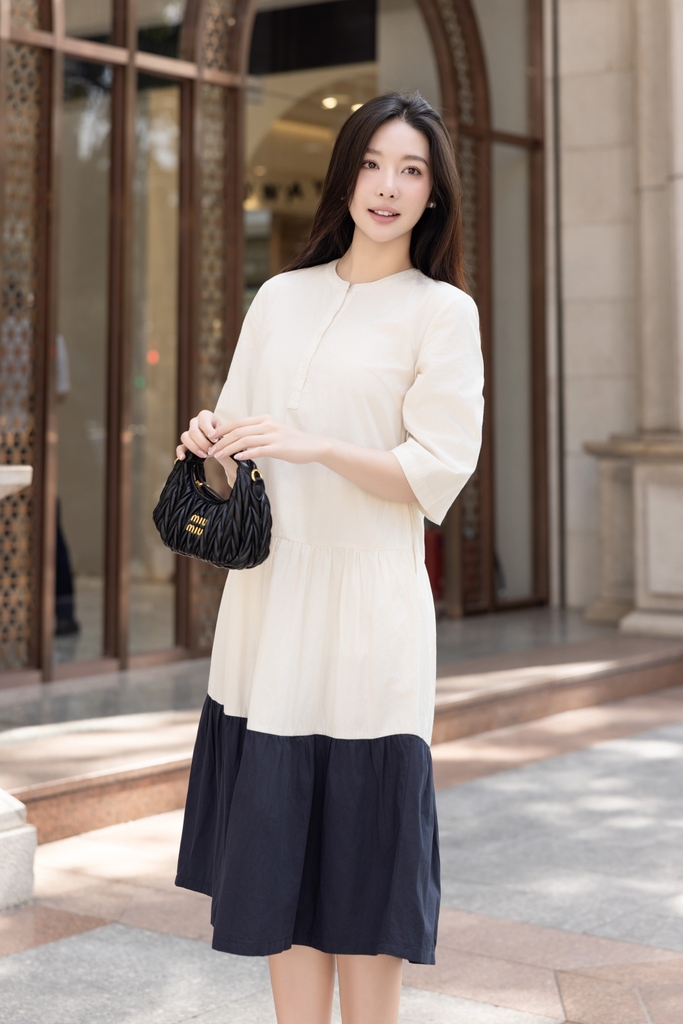 Đầm Phom Suông Cotton Nhấn Eo Nhẹ Phối Màu Swanlake - D12243LW01
