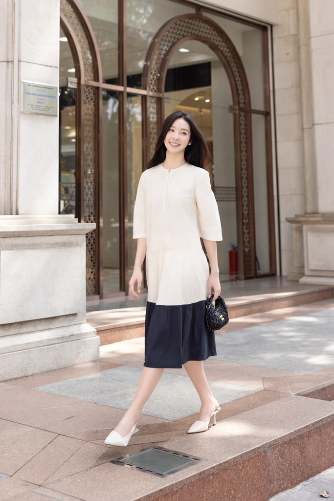 Đầm Phom Suông Cotton Nhấn Eo Nhẹ Phối Màu Swanlake - D12243LW01