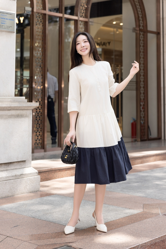 Đầm Phom Suông Cotton Nhấn Eo Nhẹ Phối Màu Swanlake - D12243LW01