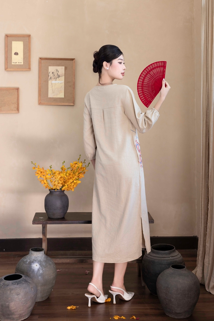 Đầm Linen Thêu Phom Suông Dài Xẻ Tà hai Bên Hông Cổ Tim Tay Dài - D12249LW01