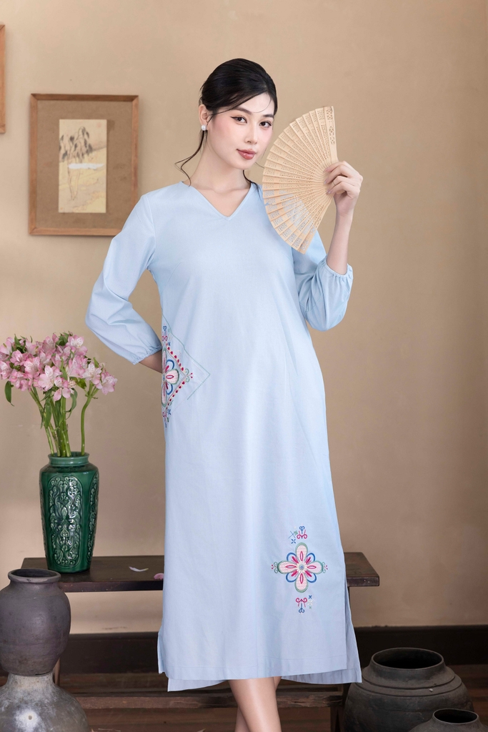 Đầm Linen Thêu Phom Suông Dài Xẻ Tà hai Bên Hông Cổ Tim Tay Dài - D12249LW01