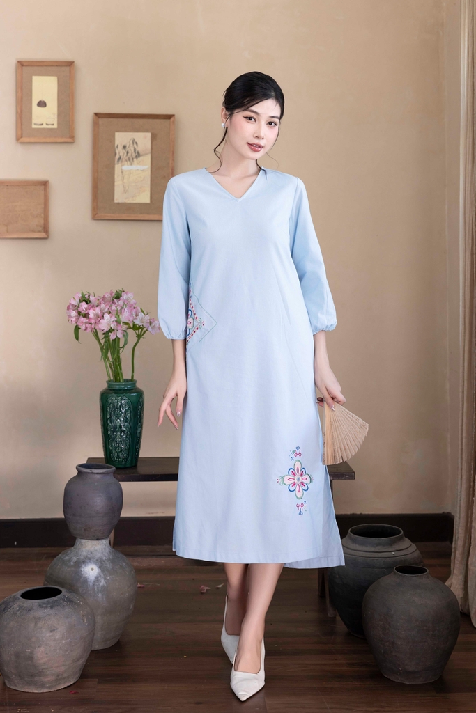 Đầm Linen Thêu Phom Suông Dài Xẻ Tà hai Bên Hông Cổ Tim Tay Dài - D12249LW01