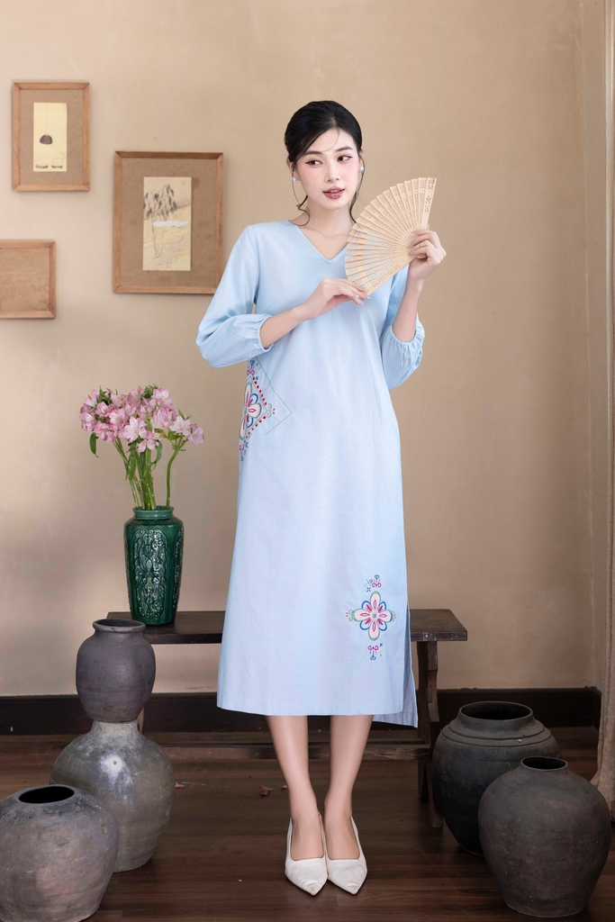 Đầm Linen Thêu Phom Suông Dài Xẻ Tà hai Bên Hông Cổ Tim Tay Dài - D12249LW01