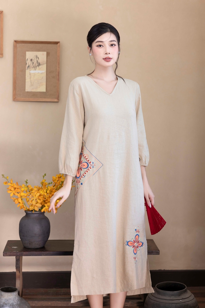Đầm Linen Thêu Phom Suông Dài Xẻ Tà hai Bên Hông Cổ Tim Tay Dài - D12249LW01