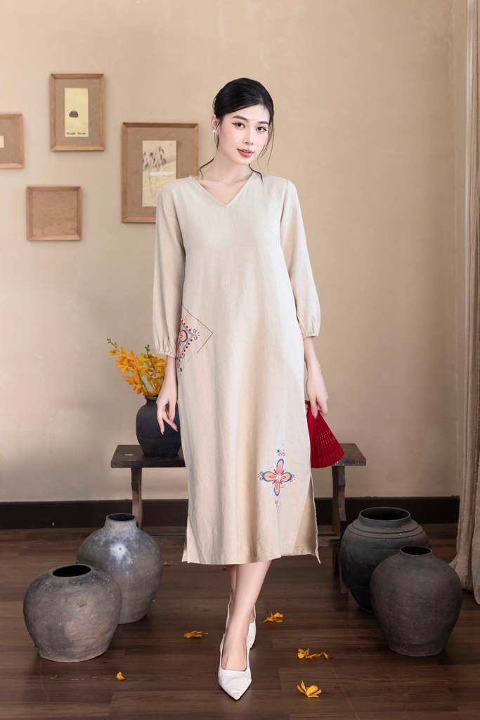 Đầm Linen Thêu Phom Suông Dài Xẻ Tà hai Bên Hông Cổ Tim Tay Dài - D12249LW01