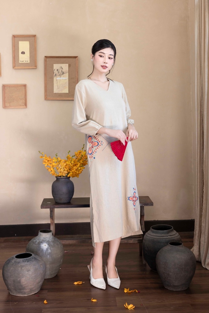Đầm Linen Thêu Phom Suông Dài Xẻ Tà hai Bên Hông Cổ Tim Tay Dài - D12249LW01