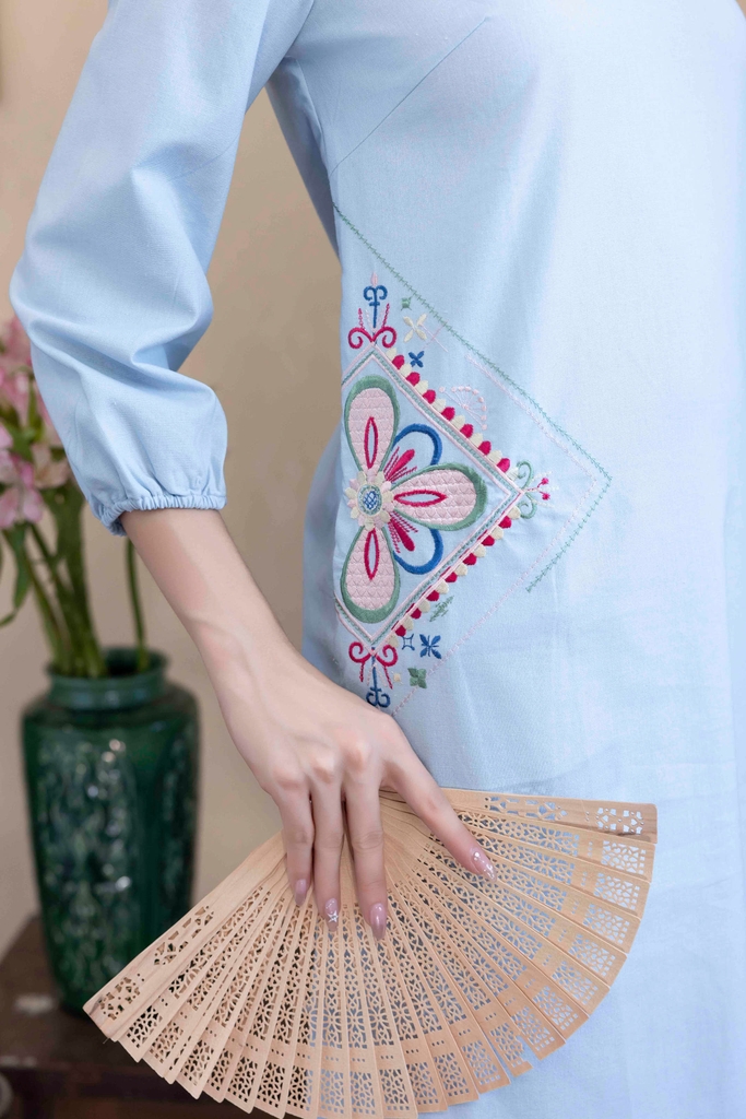 Đầm Linen Thêu Phom Suông Dài Xẻ Tà hai Bên Hông Cổ Tim Tay Dài - D12249LW01