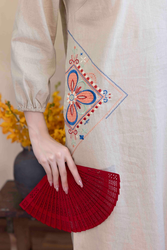 Đầm Linen Thêu Phom Suông Dài Xẻ Tà hai Bên Hông Cổ Tim Tay Dài - D12249LW01