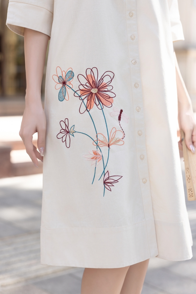 Đầm Sơ Mi Phom Suông Tay Ngắn Chất Liệu Linen Thêu Hoạ Tiết Hoa Lá Swanlake - D12274LW01