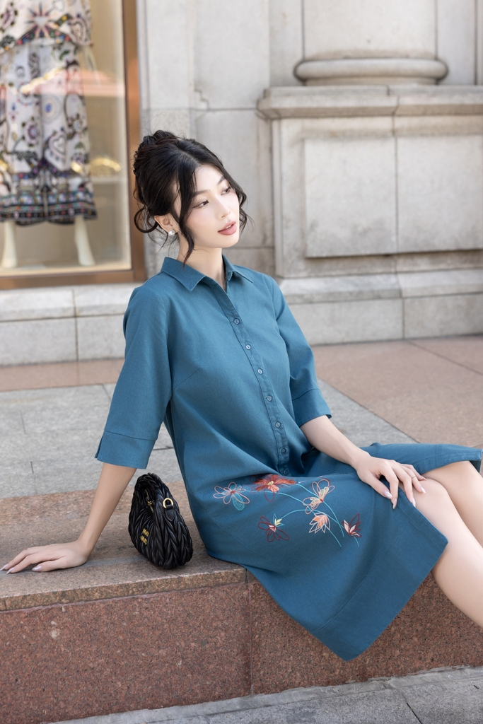 Đầm Sơ Mi Phom Suông Tay Ngắn Chất Liệu Linen Thêu Hoạ Tiết Hoa Lá Swanlake - D12274LW01