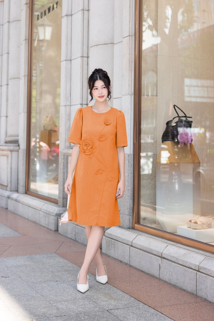Đầm Phom Suông Cổ Tròn Tay Ngắn Chất Liệu Linen Đính Kết Hoạ Tiết 3D Swanlake - D12327LW01