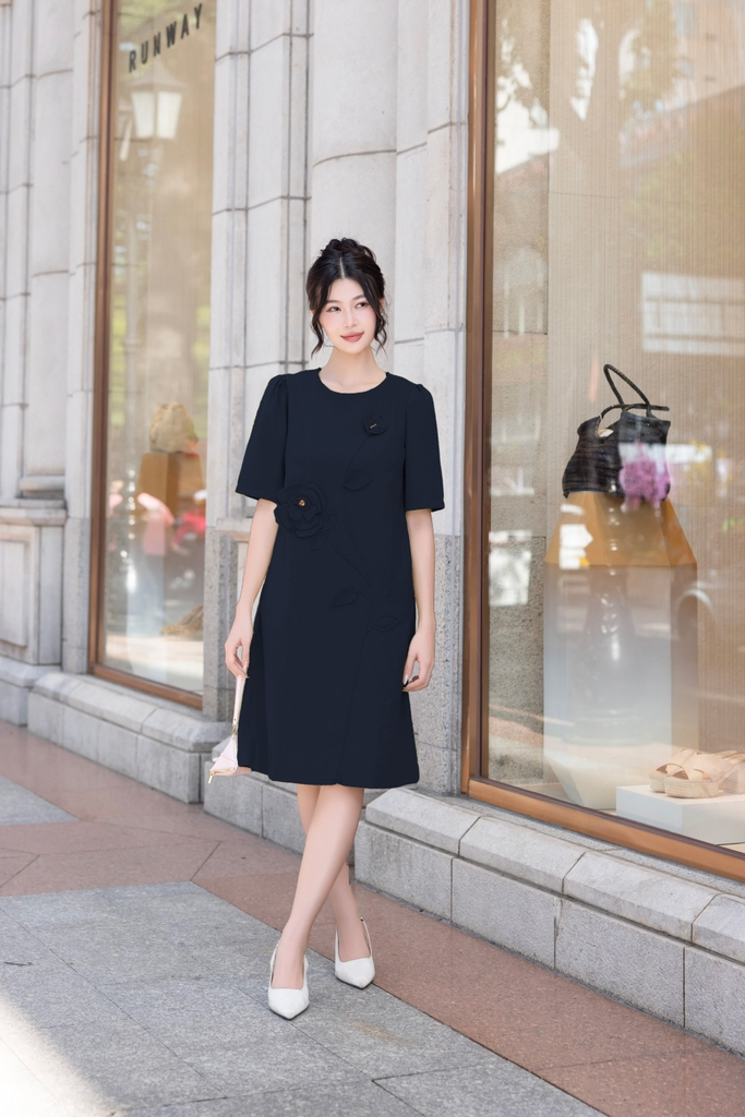 Đầm Phom Suông Cổ Tròn Tay Ngắn Chất Liệu Linen Đính Kết Hoạ Tiết 3D Swanlake - D12327LW01