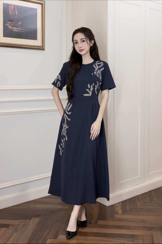 Váy Đầm Nữ Suông Cổ Tròn Vải Lụa Dày Thêu Hoa Nhấn Eo Tay Ngắn Sang Trọng Đi Tiệc D13038LW01