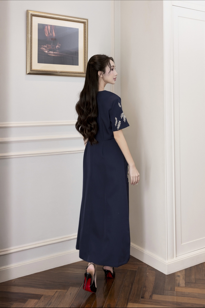 Váy Đầm Nữ Suông Cổ Tròn Vải Lụa Dày Thêu Hoa Nhấn Eo Tay Ngắn Sang Trọng Đi Tiệc D13038LW01