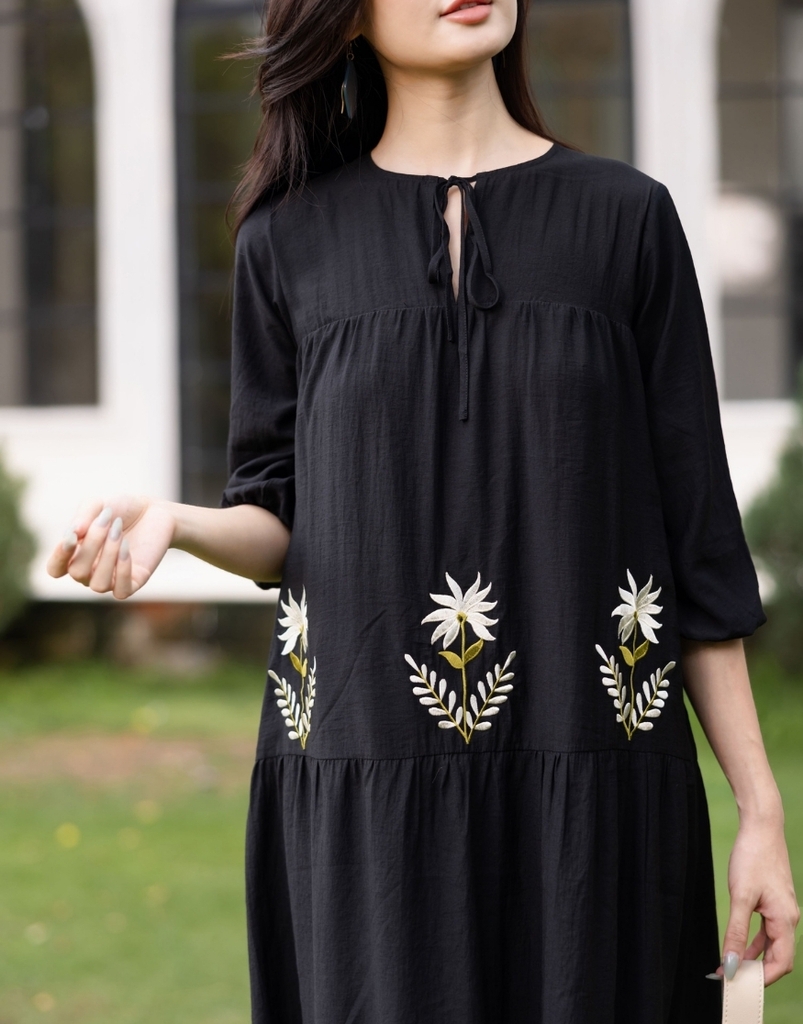 Đầm Chất Liệu Tơ Thêu Hoa Màu Đen Swanlake - D09551LW01