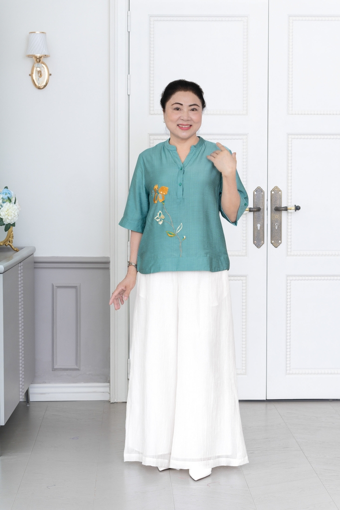 M-Collection - Áo Cổ Trụ Thêu Hoa Vạt Bầu Lụa Hàn - A11946LW01