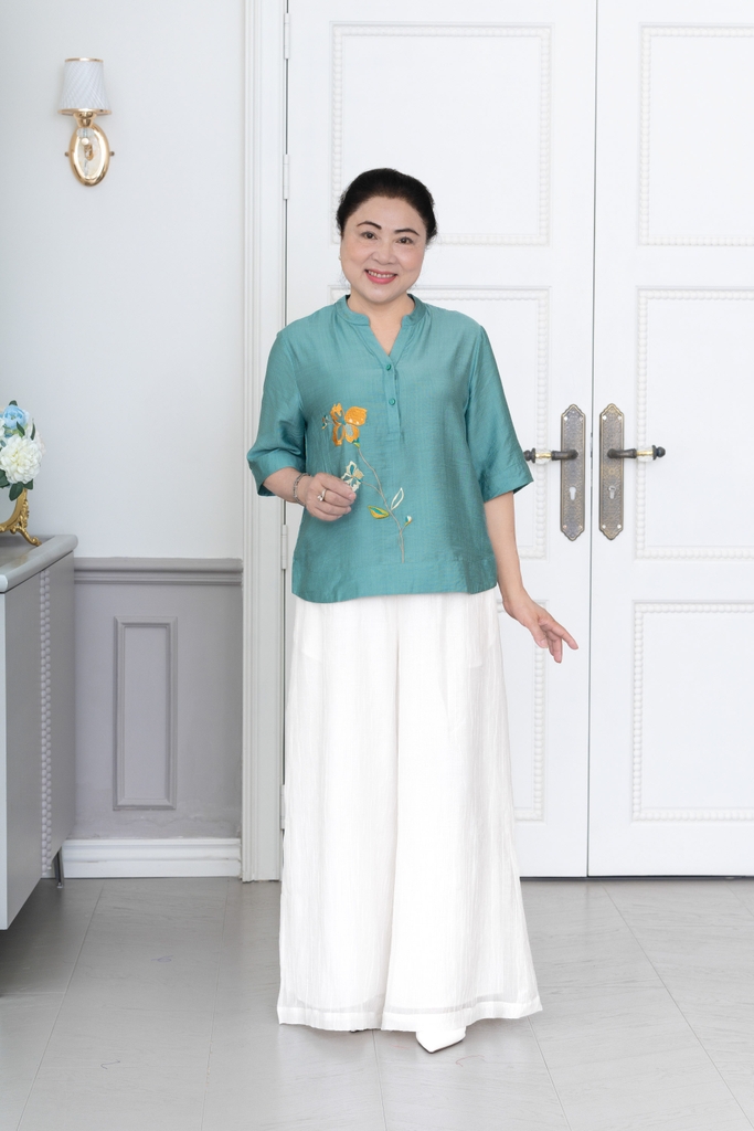 M-Collection - Áo Cổ Trụ Thêu Hoa Vạt Bầu Lụa Hàn - A11946LW01