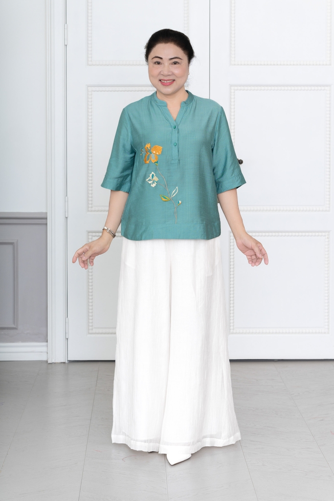 M-Collection - Áo Cổ Trụ Thêu Hoa Vạt Bầu Lụa Hàn - A11946LW01