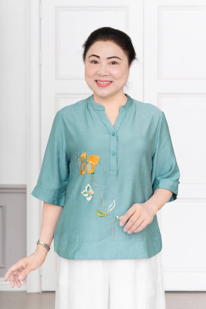M-Collection - Áo Cổ Trụ Thêu Hoa Vạt Bầu Lụa Hàn - A11946LW01