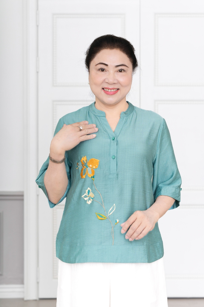 M-Collection - Áo Cổ Trụ Thêu Hoa Vạt Bầu Lụa Hàn - A11946LW01