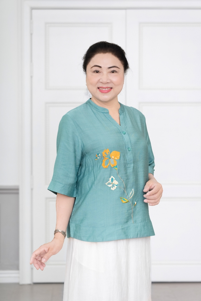 M-Collection - Áo Cổ Trụ Thêu Hoa Vạt Bầu Lụa Hàn - A11946LW01