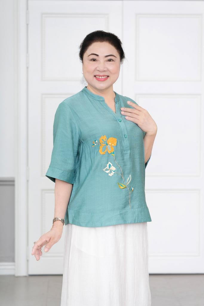 M-Collection - Áo Cổ Trụ Thêu Hoa Vạt Bầu Lụa Hàn - A11946LW01