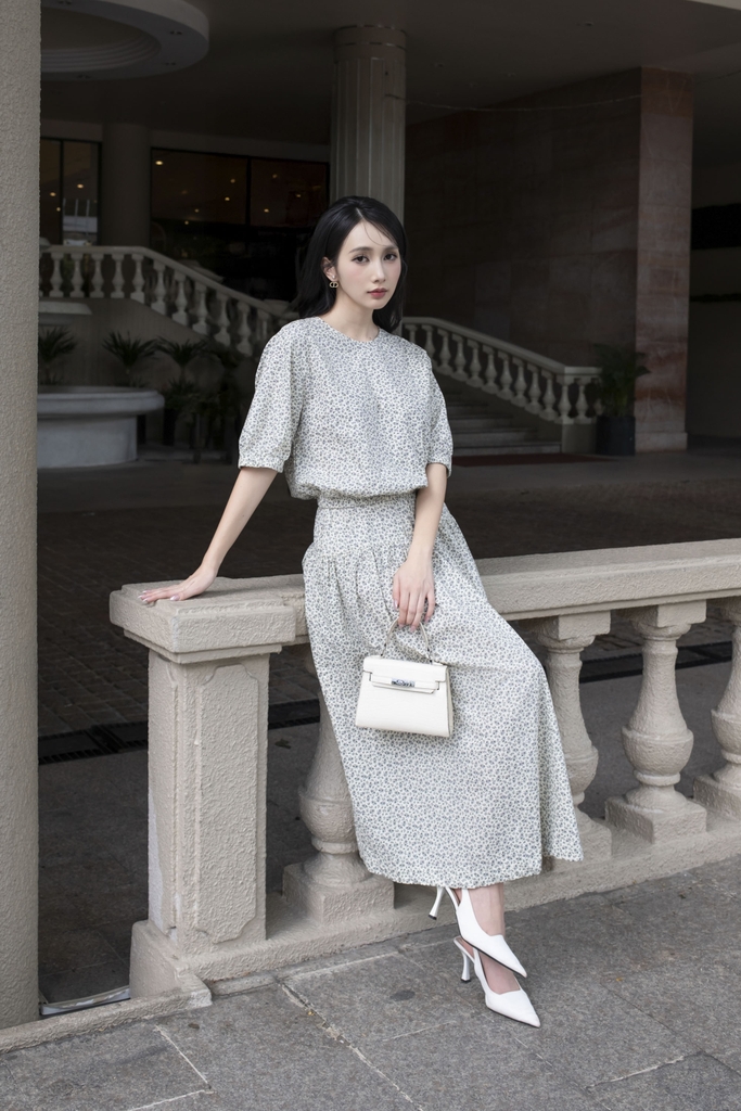 SWANLAKE | Set Bộ Nữ Hoa Nhí Áo Tay Lỡ Nhún Bo Chun Chân Váy Maxi Cạp Cao Xếp Ly Lưng Thun B12995LW01