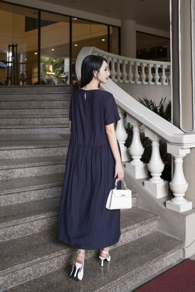 SWANLAKE | Váy Đầm Maxi Nữ Suông Trơn Đính Nút Bọc Tơ Cát Eo Hạ Xếp Ly Cổ Tròn Có Túi Công Sở D12835LW01