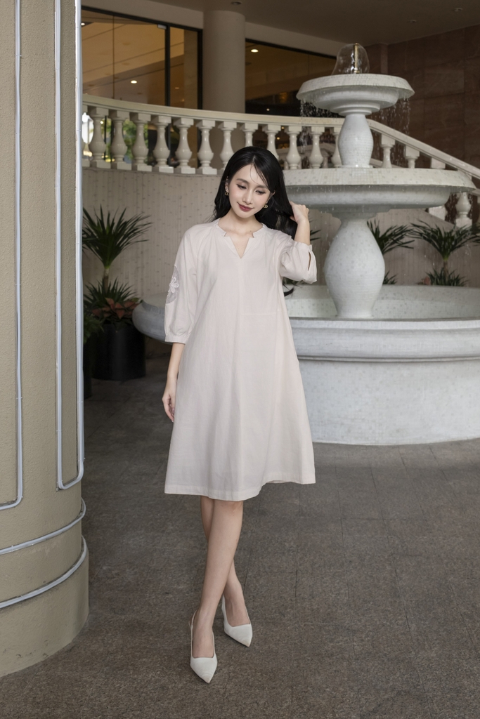 SWANLAKE | Váy Đầm Nữ Suông Tay Lỡ Thêu Hoa Phối Lưới Vải Linen Cổ Trụ Xẻ Có Túi Công Sở D12786LW01