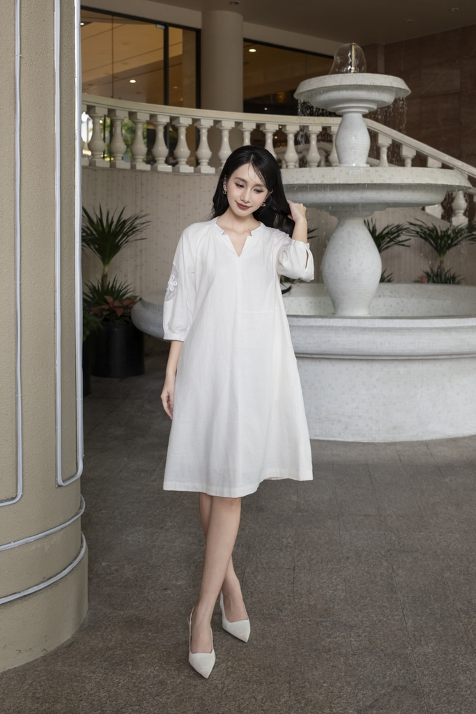 SWANLAKE | Váy Đầm Nữ Suông Tay Lỡ Thêu Hoa Phối Lưới Vải Linen Cổ Trụ Xẻ Có Túi Công Sở D12786LW01