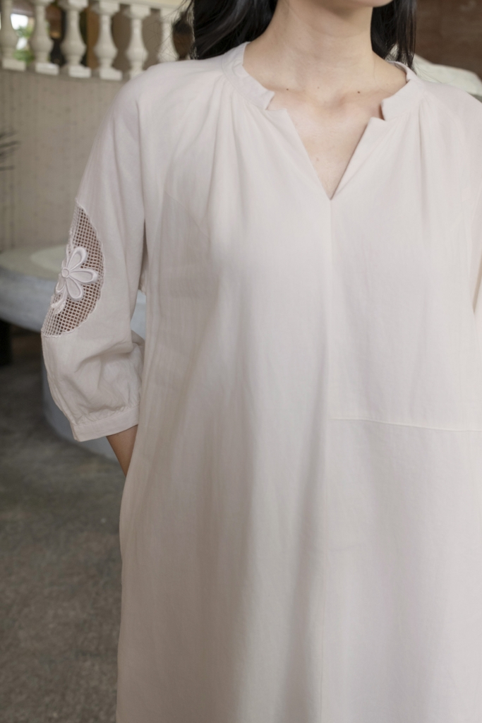 SWANLAKE | Váy Đầm Nữ Suông Tay Lỡ Thêu Hoa Phối Lưới Vải Linen Cổ Trụ Xẻ Có Túi Công Sở D12786LW01