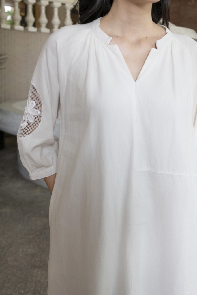 SWANLAKE | Váy Đầm Nữ Suông Tay Lỡ Thêu Hoa Phối Lưới Vải Linen Cổ Trụ Xẻ Có Túi Công Sở D12786LW01