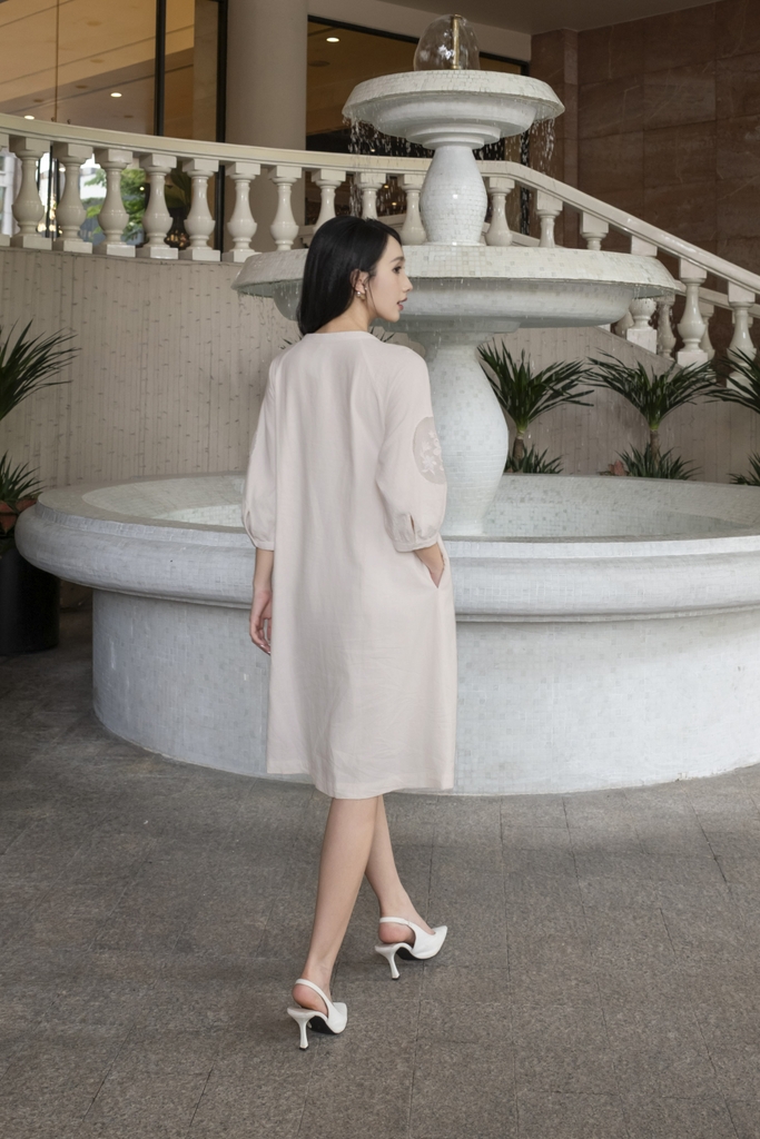 SWANLAKE | Váy Đầm Nữ Suông Tay Lỡ Thêu Hoa Phối Lưới Vải Linen Cổ Trụ Xẻ Có Túi Công Sở D12786LW01